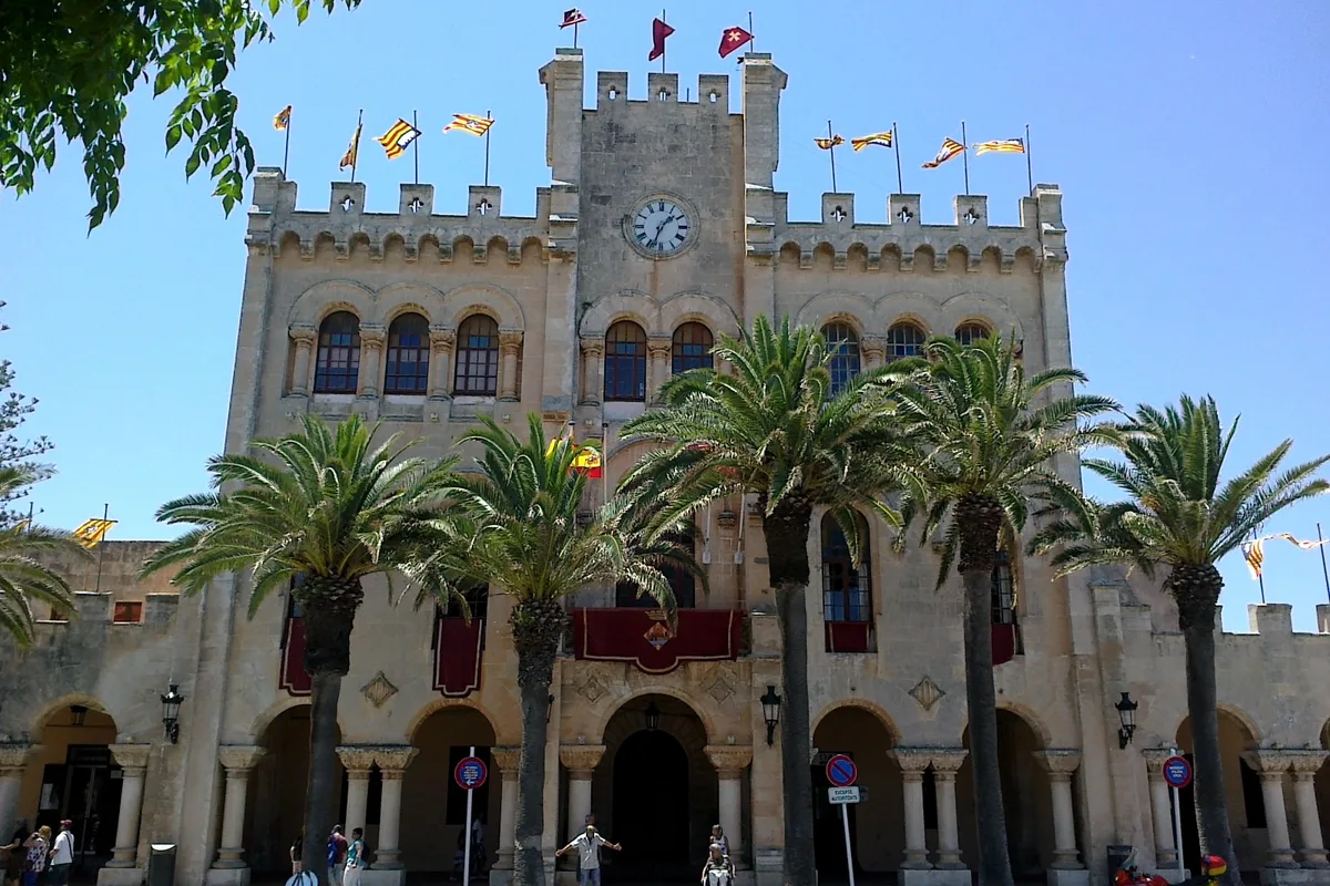 Plaça des Born de Ciutadella con el obelisco y los palacios