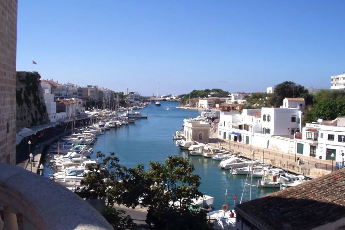 Puerto antiguo de Ciutadella de Menorca encajado entre acantilados