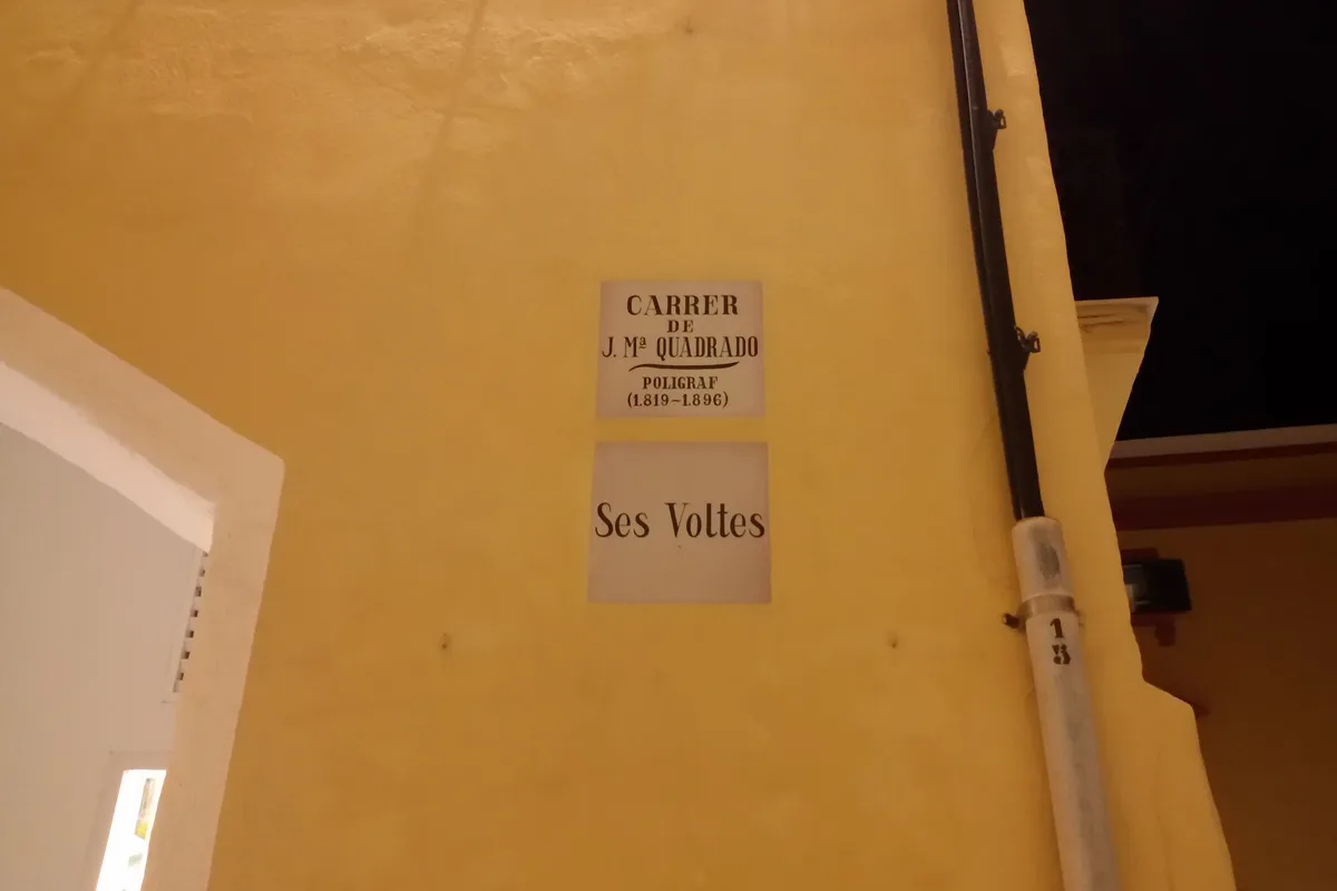 Calle porticada de Ses Voltes en Ciutadella de Menorca