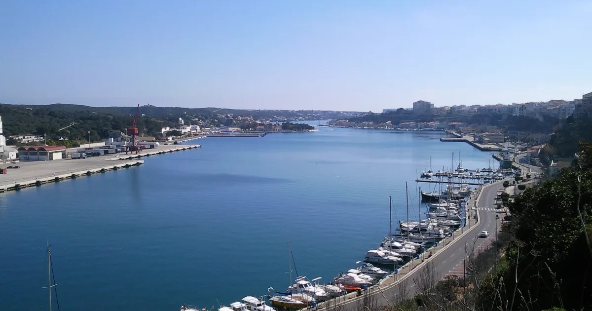 Puerto de Maó al atardecer