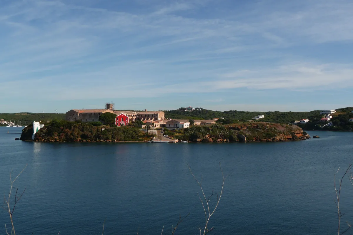 Isla del Rey en el puerto de Maó, sede del centro de arte Hauser & Wirth