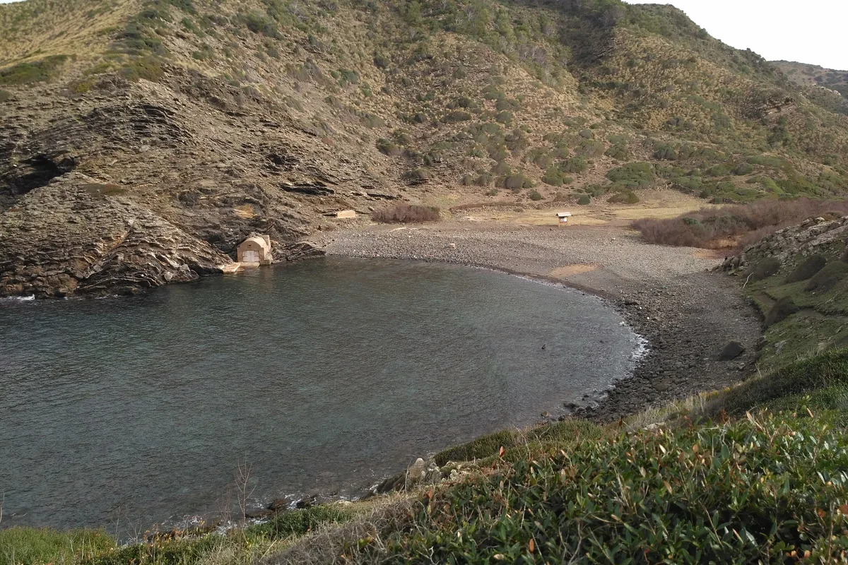 Sendero del Camí de Cavalls junto a la costa de Menorca