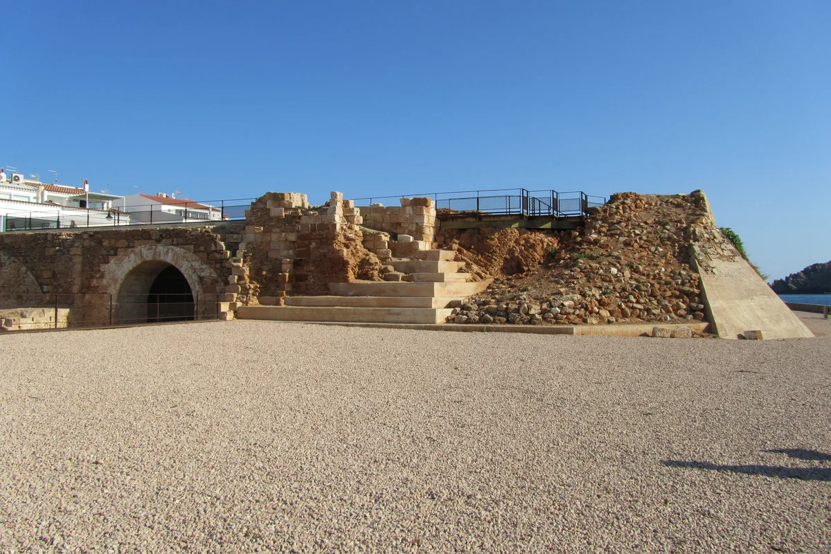Casas blancas y barcas en el puerto de Fornells