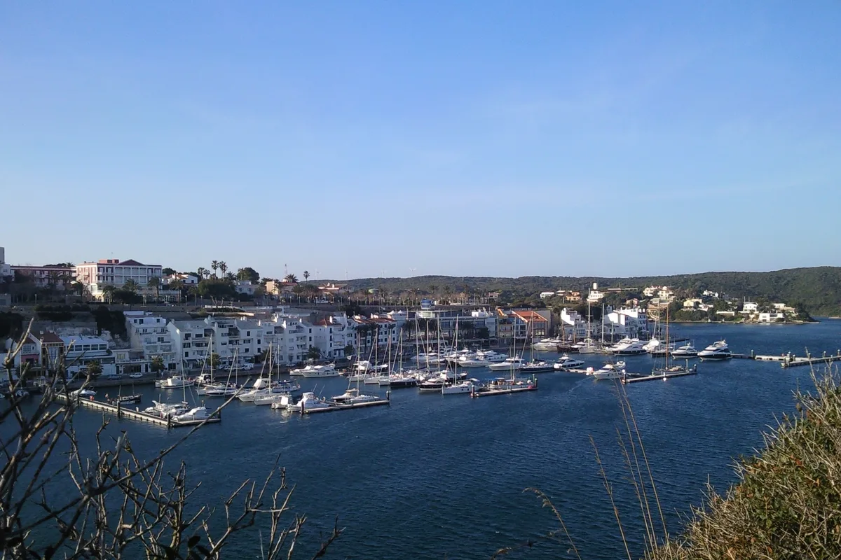 Puerto de Maó-Mahón visto desde la ciudad