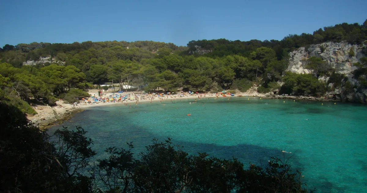 Cala turquesa de Menorca rodeada de pinos